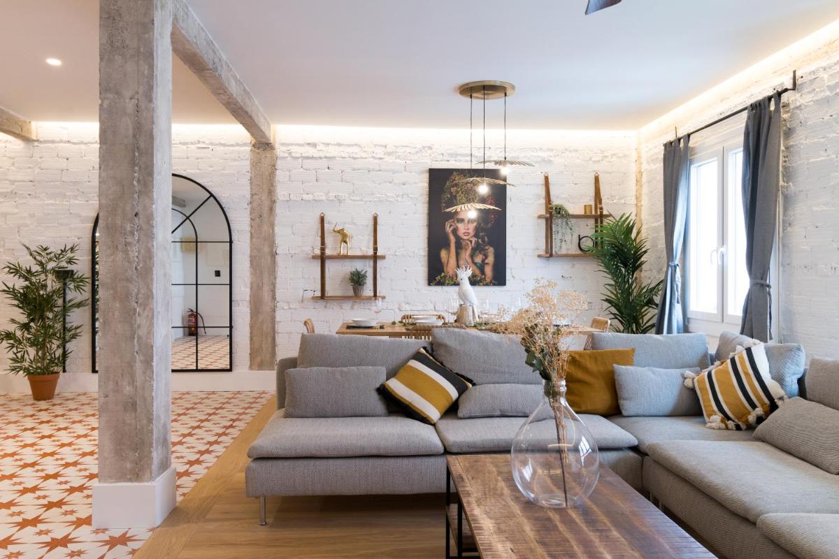 Amplio y moderno apartamento con tarima refrescante by Staynnapartments - Housity