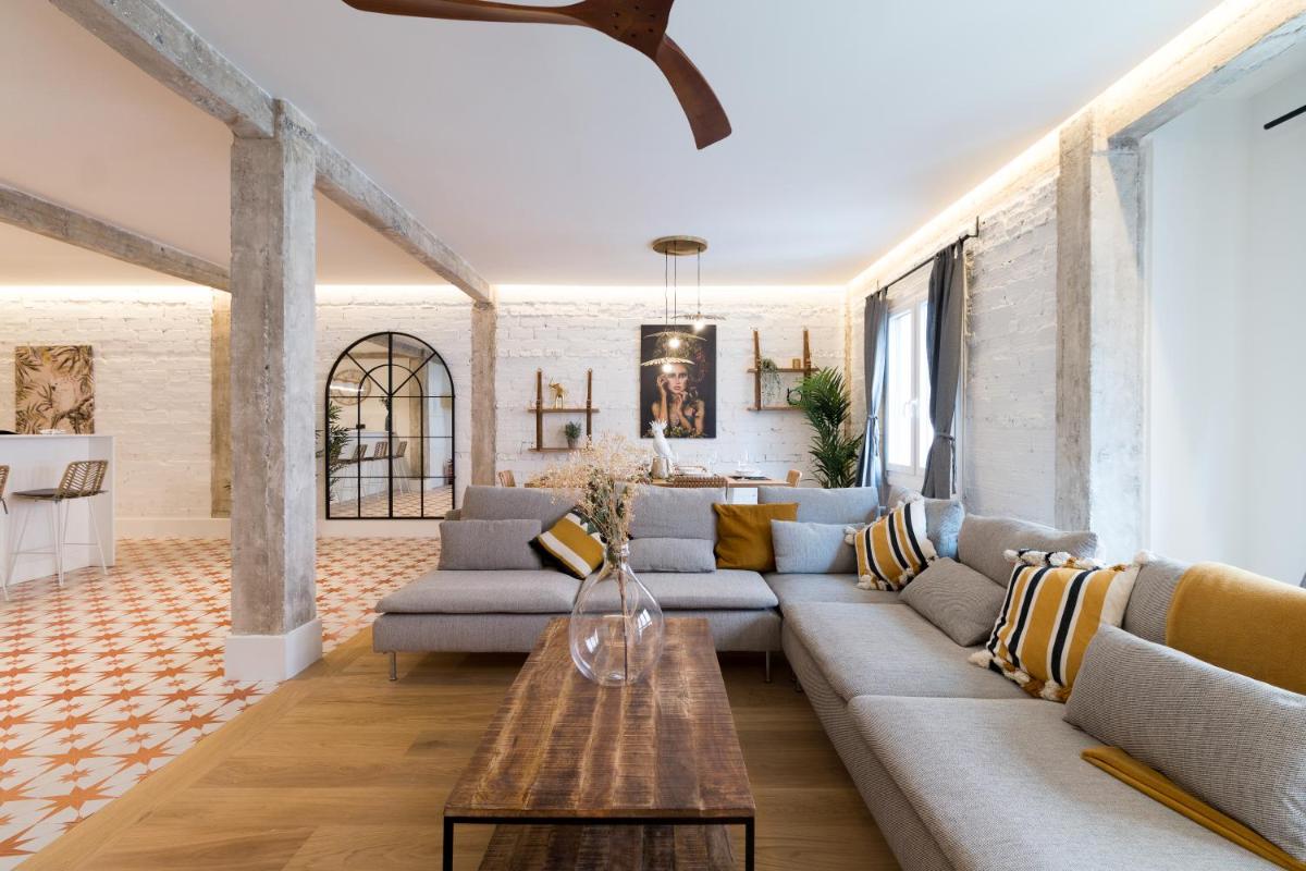 Amplio y moderno apartamento con tarima refrescante by Staynnapartments - Housity