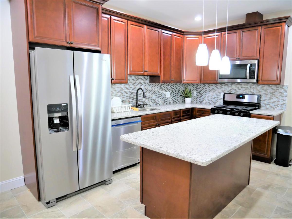 Retired Newly Renovated Guest Rooms near Transportation - Housity