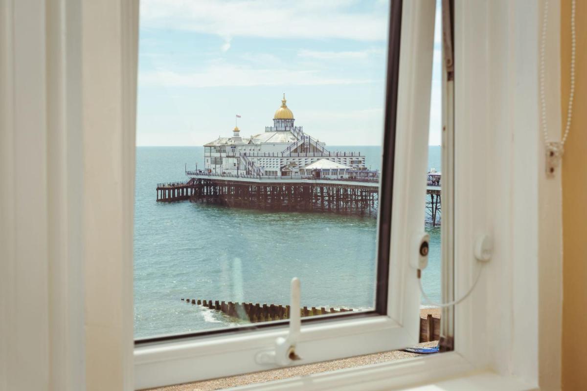 Pier View - couples hideaway with WOW sea views - Housity