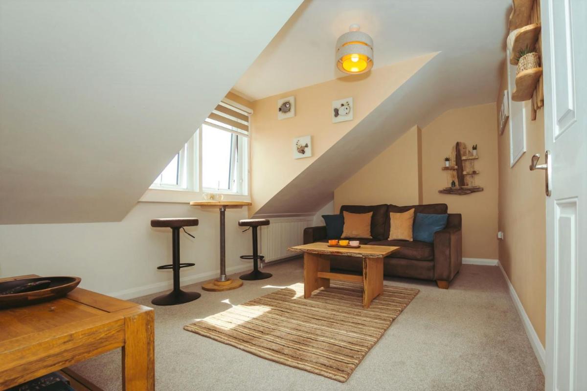 Pier View - couples hideaway with WOW sea views - Housity