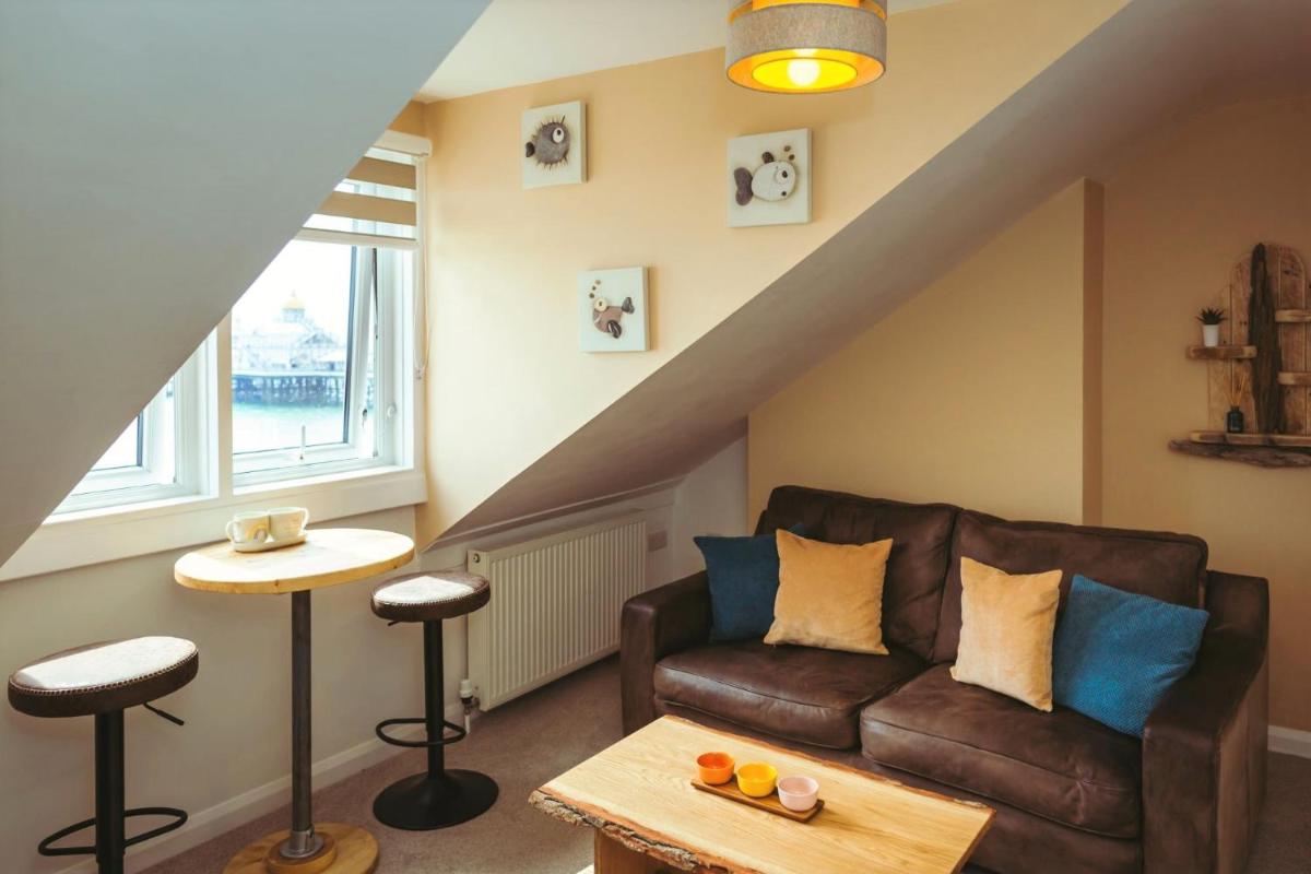 Pier View - couples hideaway with WOW sea views - Housity