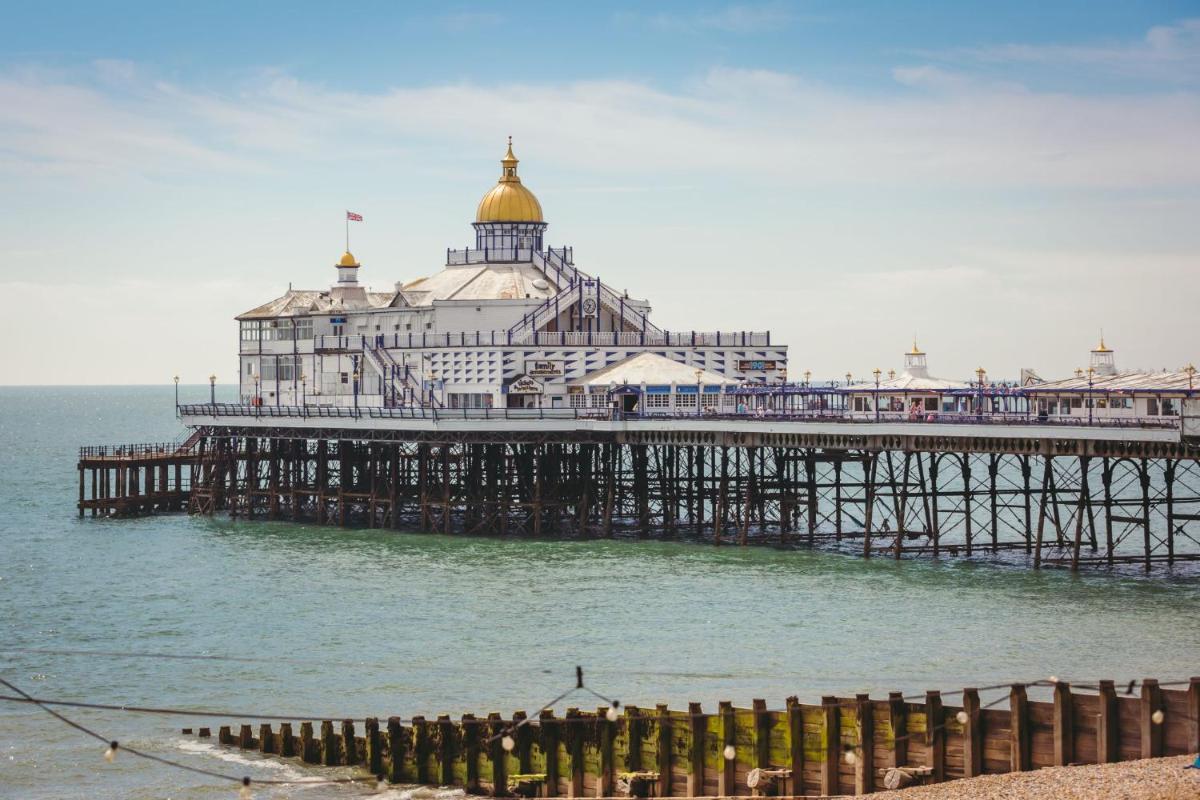 Pier View - couples hideaway with WOW sea views - Housity