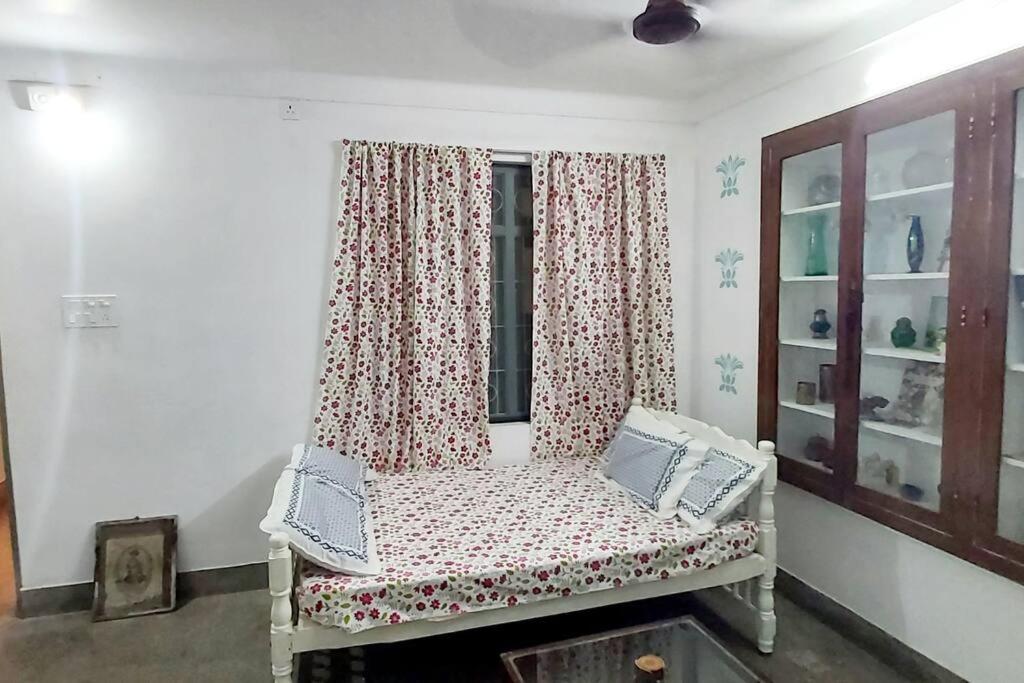 Sylvie Cottage- Near White Town and Beach - Housity