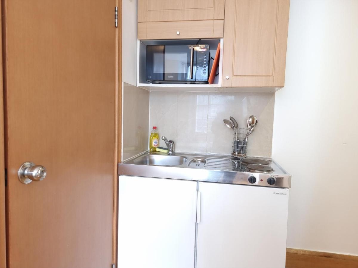 F302 3rd Floor Studio Fits 2 Near Hyde Park - Housity