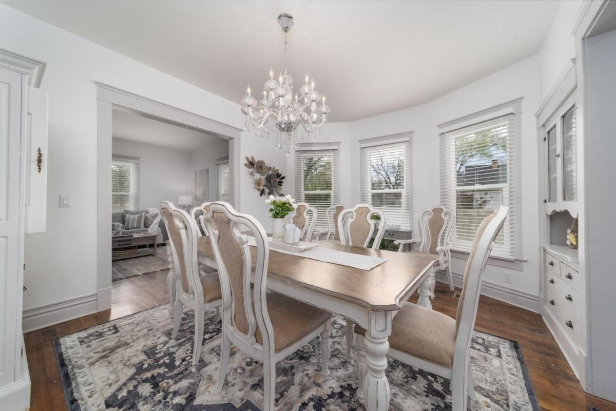 Relax at this charming and cozy downtown retreat - Housity