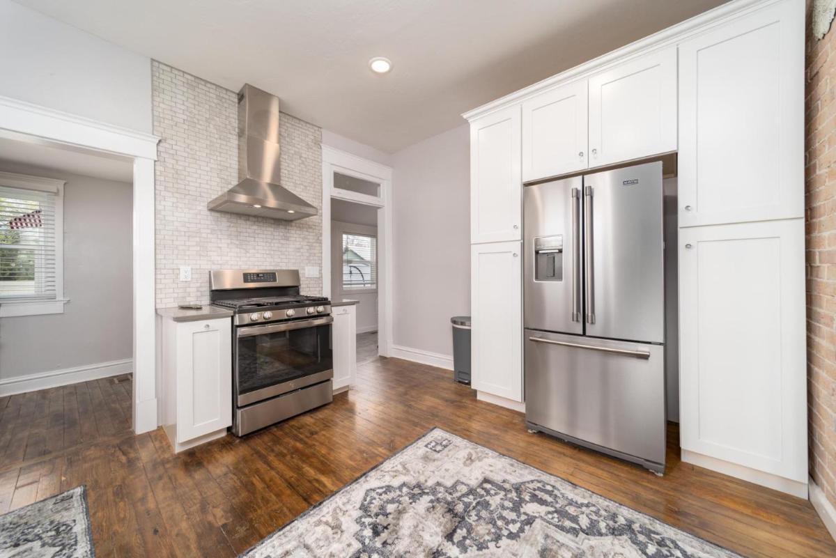 Relax at this charming and cozy downtown retreat - Housity