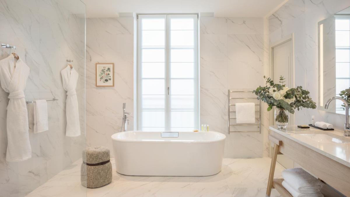 Salle de bains dans l'établissement Le Grand Pavillon Chantilly