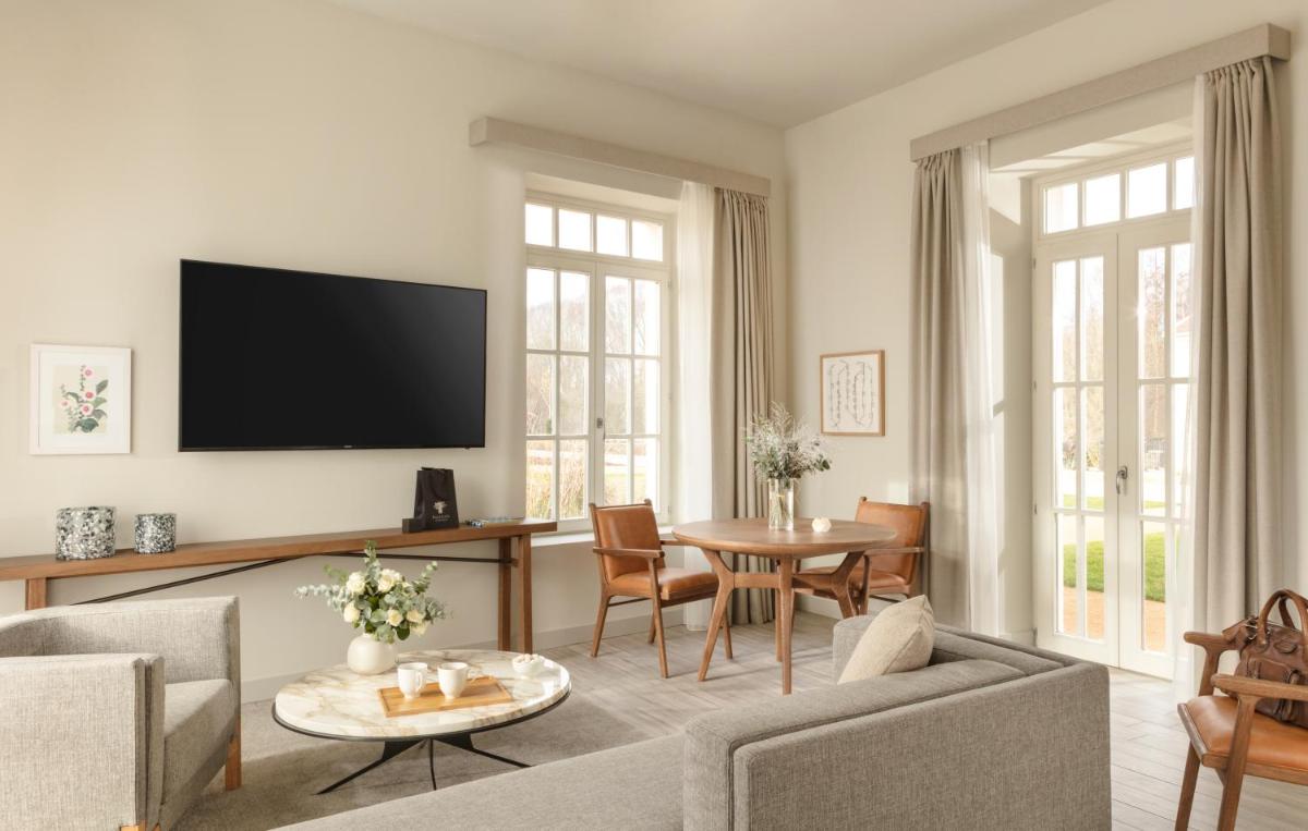 Télévision ou salle de divertissement dans l'établissement Le Grand Pavillon Chantilly