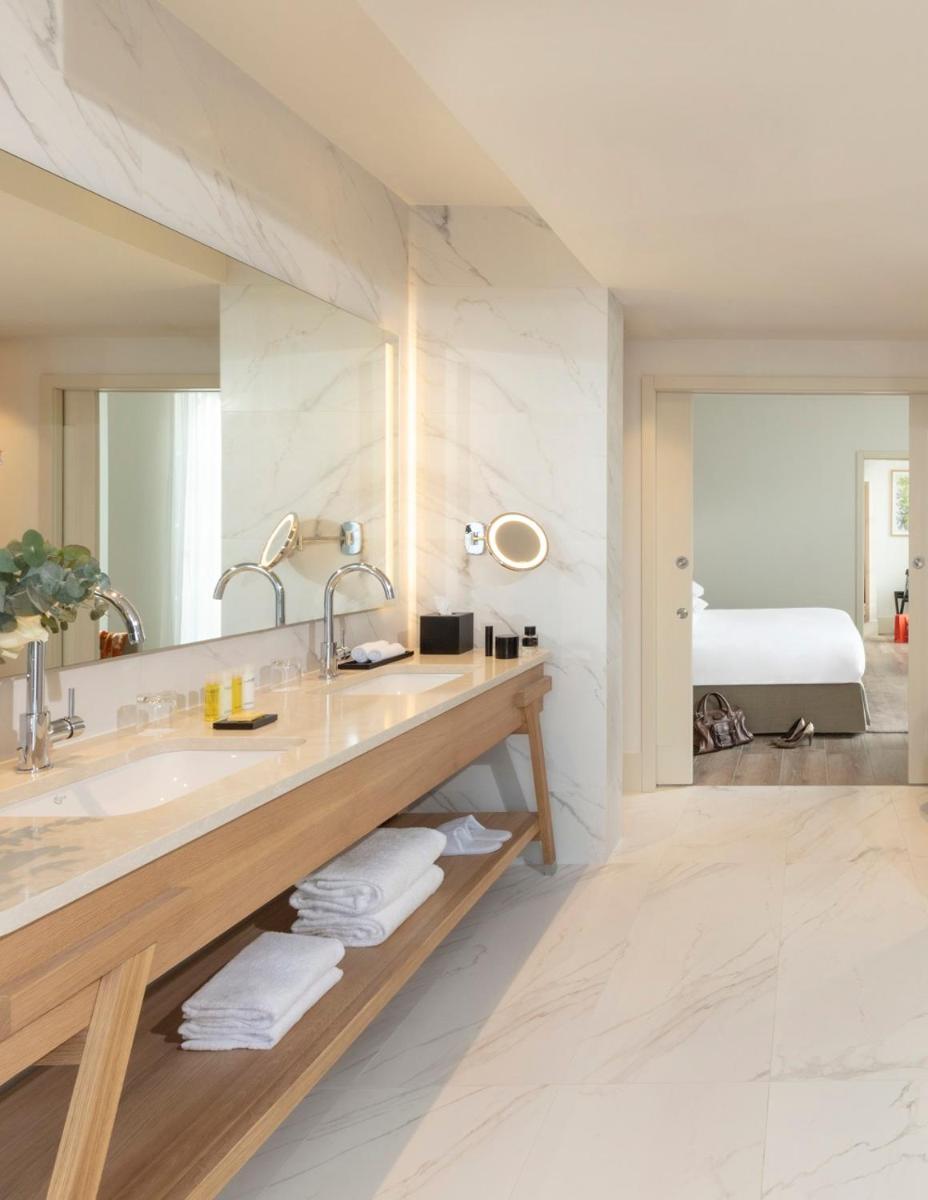 Un ou plusieurs lits dans un hébergement de l'établissement Le Grand Pavillon Chantilly