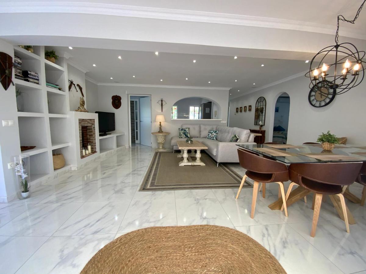 Family villa with pool, walk to beach, restaurants and shopping - Housity