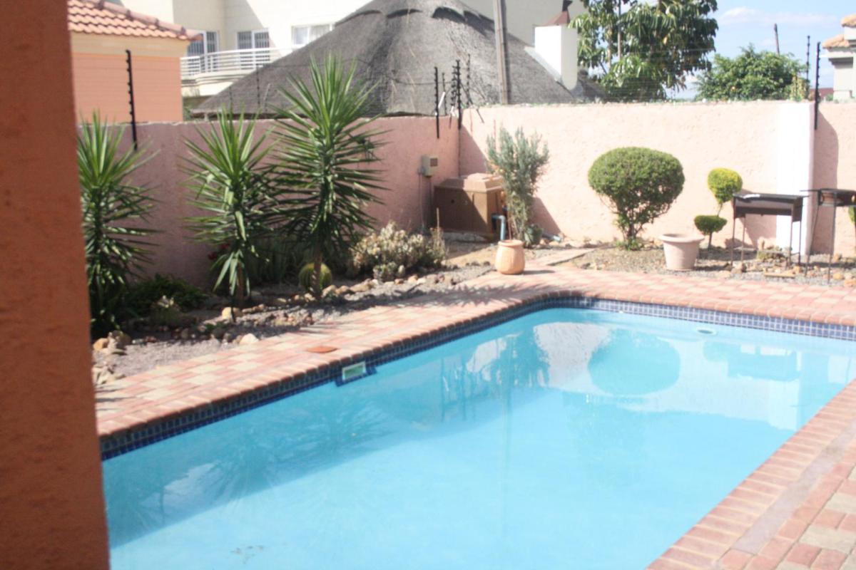 Golden Door Villa - Housity