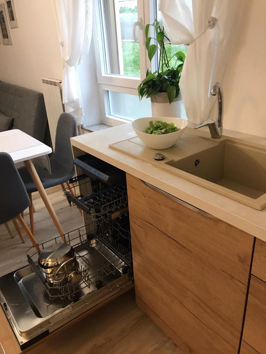 Koradinovi - Pod vrtom - Housity