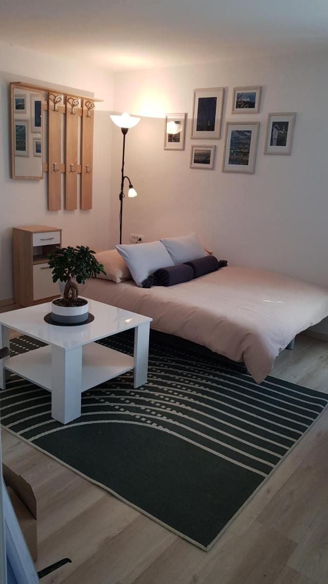 Koradinovi - Pod vrtom - Housity