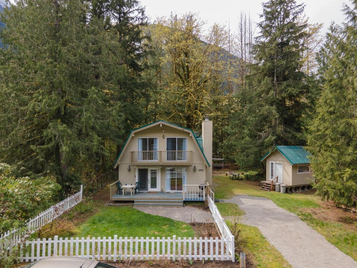 Lovely 3 bedroom King bed WI FI Hot Tub fireplace river access hiking ski - Housity