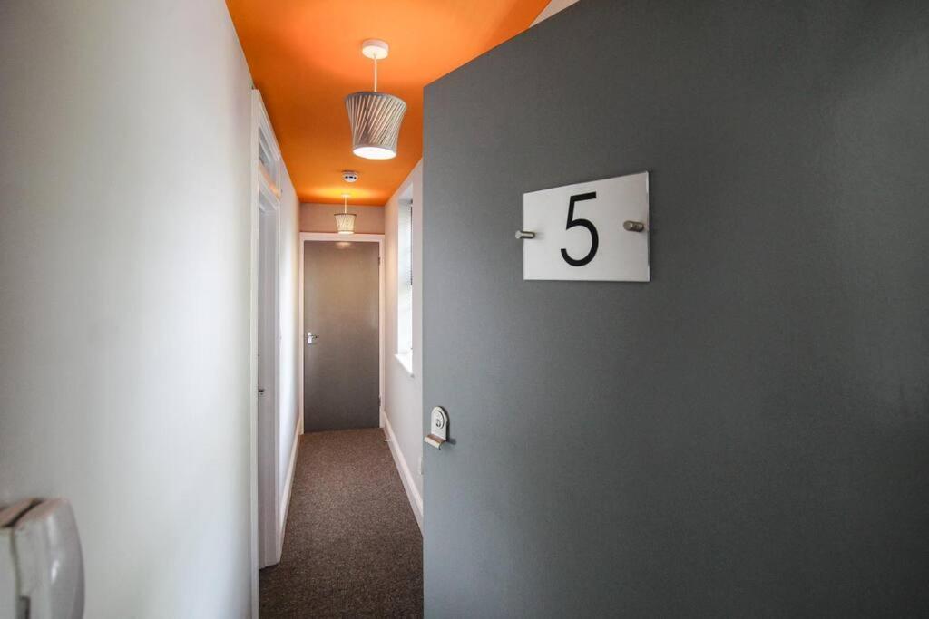 PRIME LOCATION! - Modern Central Apartment - Housity