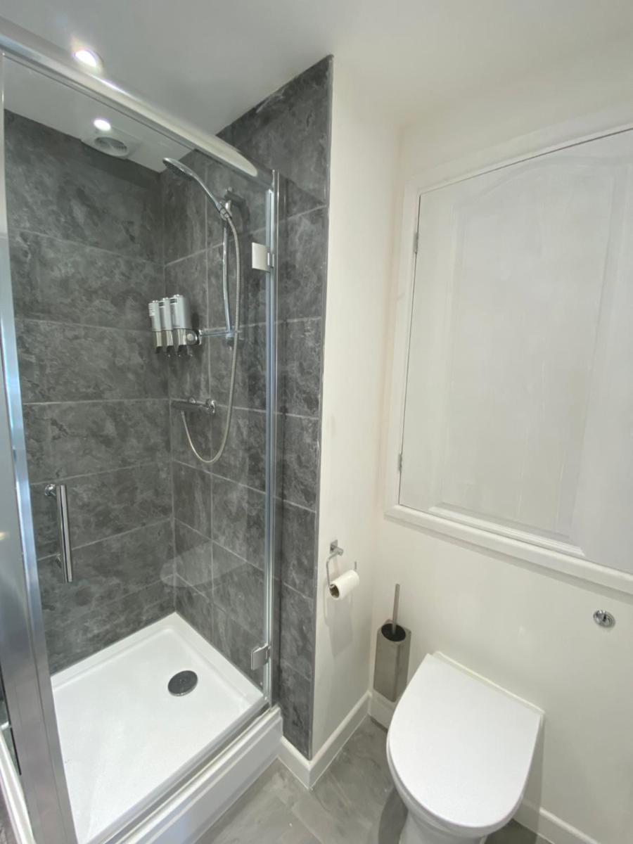 Modern 2 bedroom apartment, with car parking. - Housity