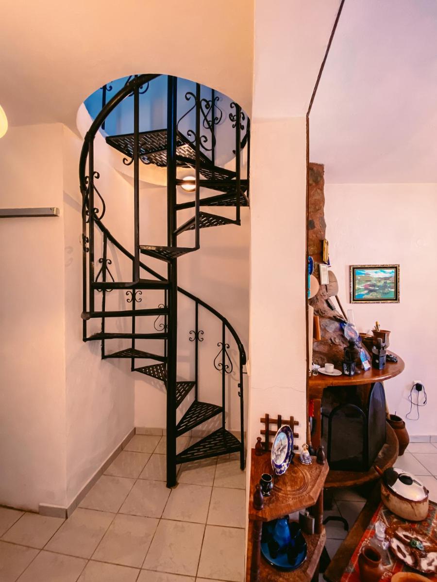 HILL SANDALI HOUSE - Housity