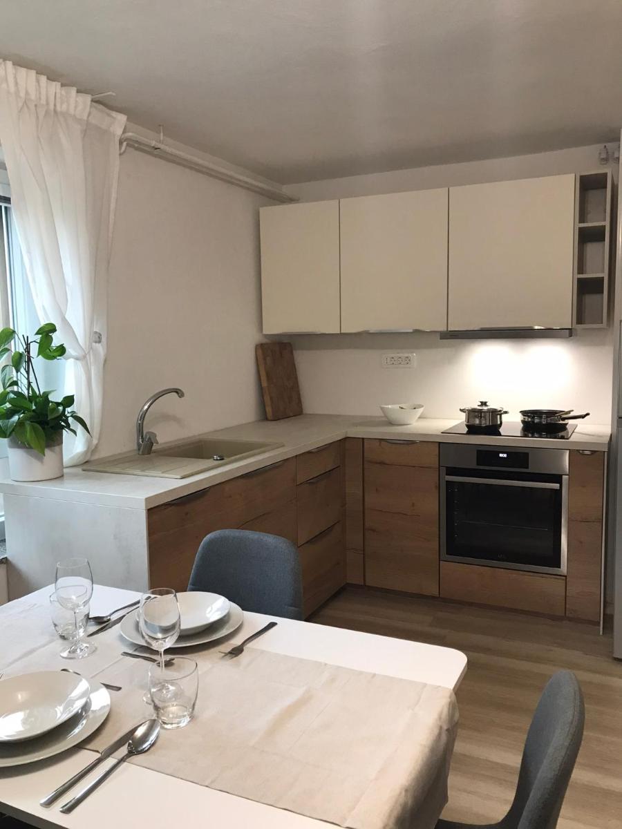Koradinovi - Pod vrtom - Housity
