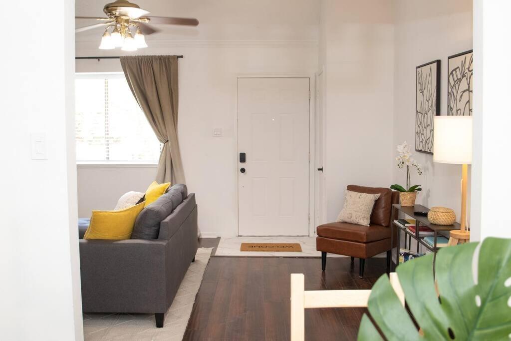 All You Need 2 Bed 1 Bath! Fam and Pet Friendly, WD, 2 Free Parking Spots! - Housity