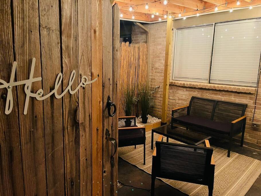 All You Need 2 Bed 1 Bath! Fam and Pet Friendly, WD, 2 Free Parking Spots! - Housity