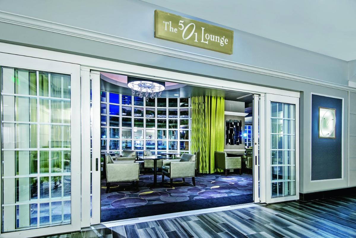 La Quinta Inn & Suites by Wyndham San Antonio Riverwalk - Housity