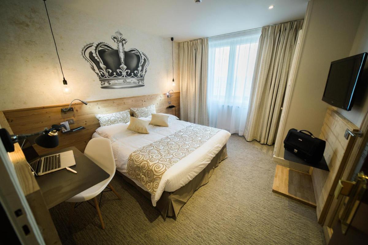 Télévision ou salle de divertissement dans l'établissement Hôtel des Princes, Chambéry Centre