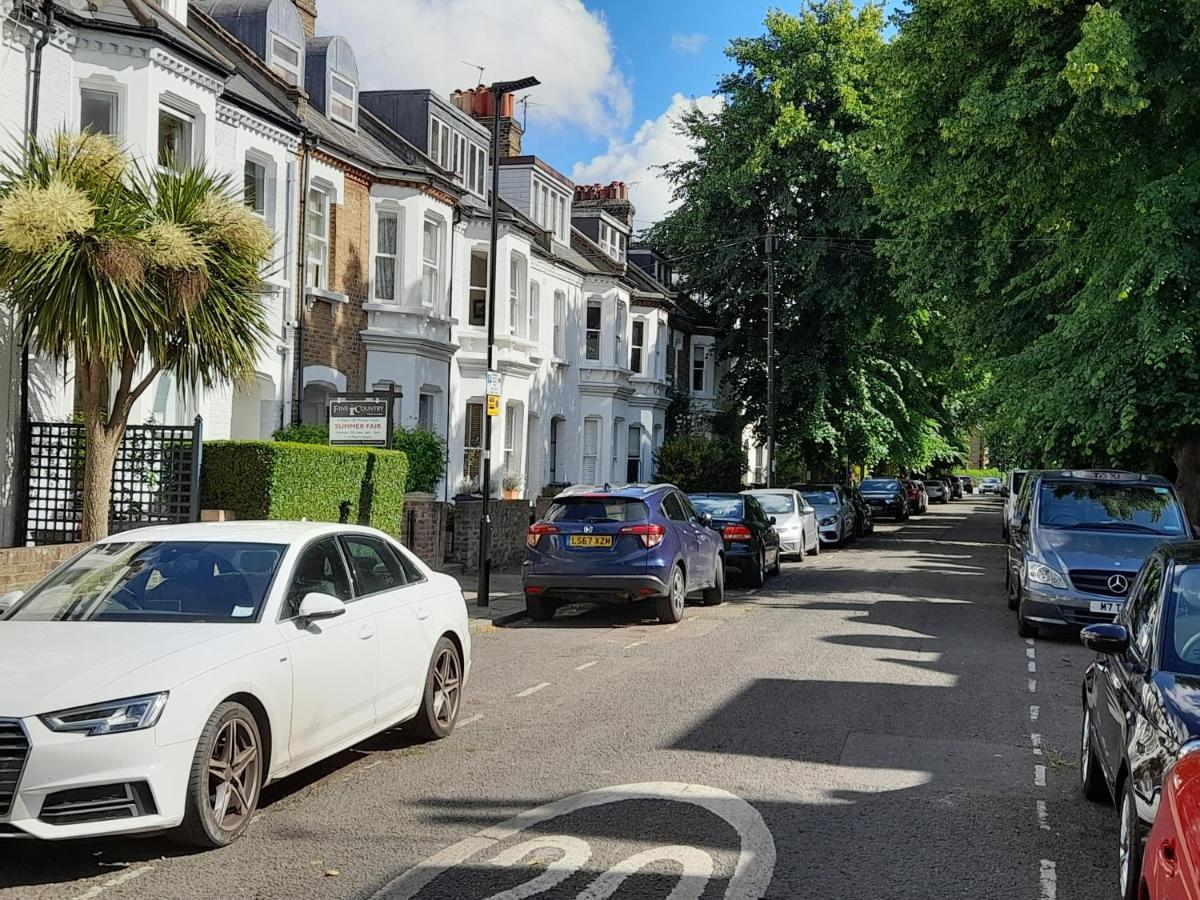 2 Bed Luxury Service  in the Heart of Chiswick Town, LONDON W4 Zone 2 - Housity
