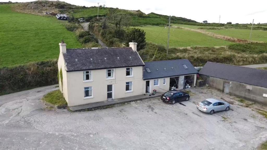Traditional Farmhouse - Housity