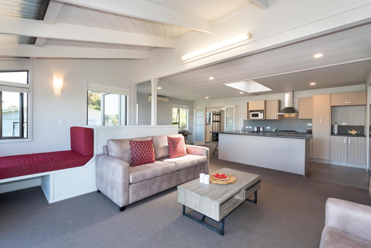 The Tide Watcher - Okiato Holiday Home - Housity