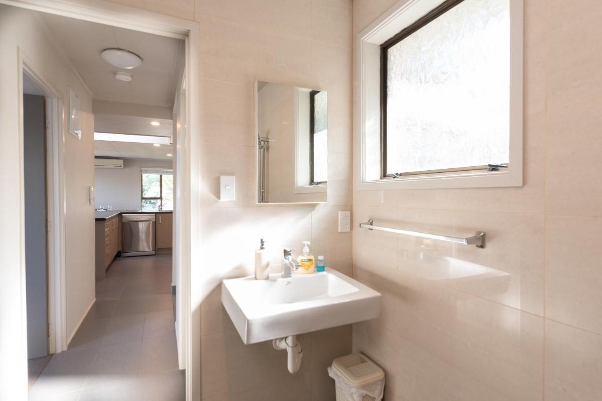 Suitetrails - The Tide Watcher - Okiato Holiday Home