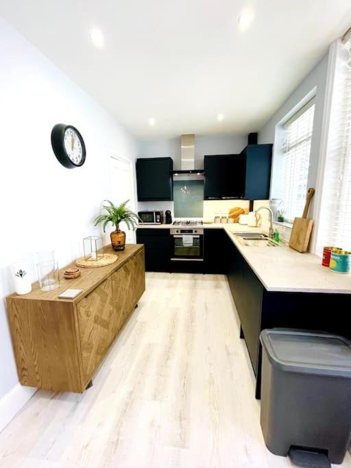 Rookley Villa, 3 Bedroom Family Apartment, Ventnor - Housity