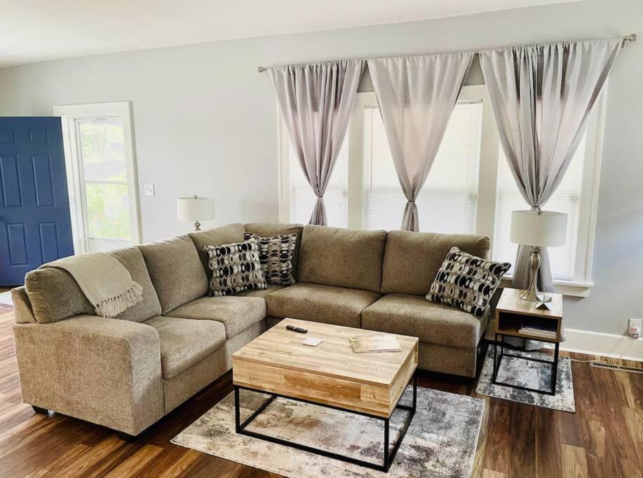 CHERRY STREET LUXURY- SHOPPING-DINING-BY DOWNTOWN AND HOSPITALs - Housity
