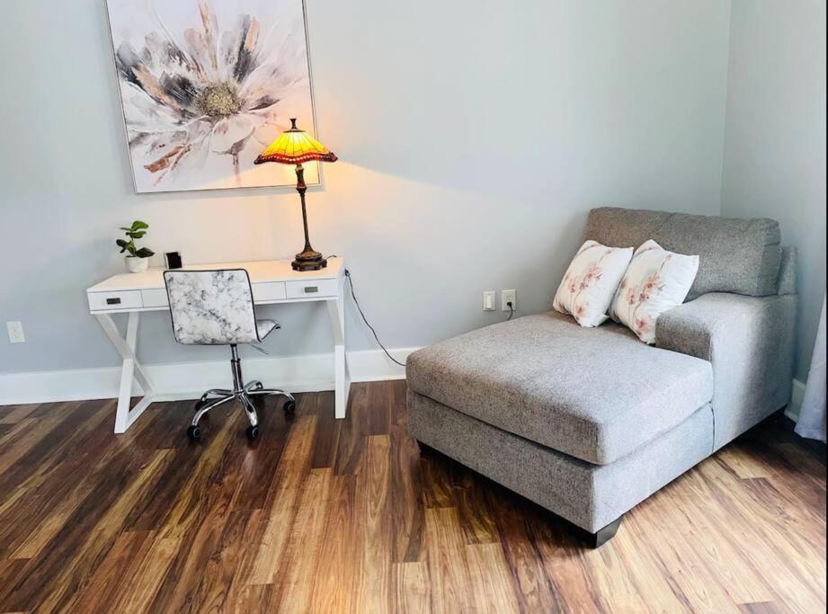 CHERRY STREET LUXURY- SHOPPING-DINING-BY DOWNTOWN AND HOSPITALs - Housity