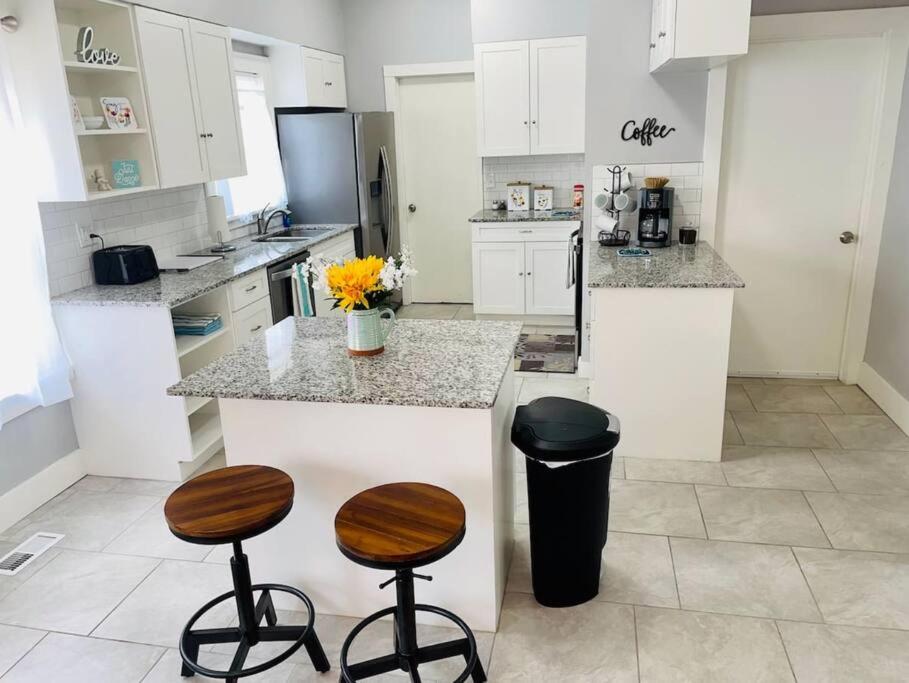 CHERRY STREET LUXURY- SHOPPING-DINING-BY DOWNTOWN AND HOSPITALs - Housity
