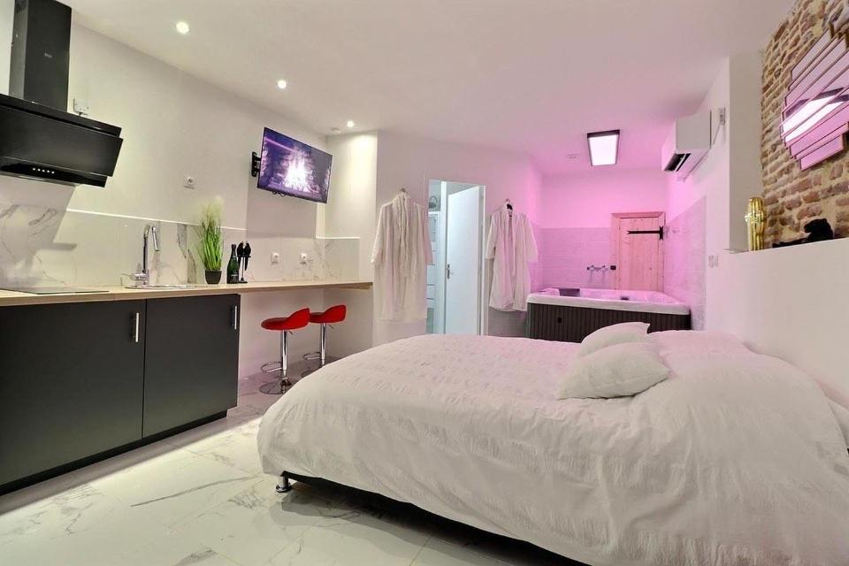 Suitetrails - LOVE ROOM avec JACUZZI