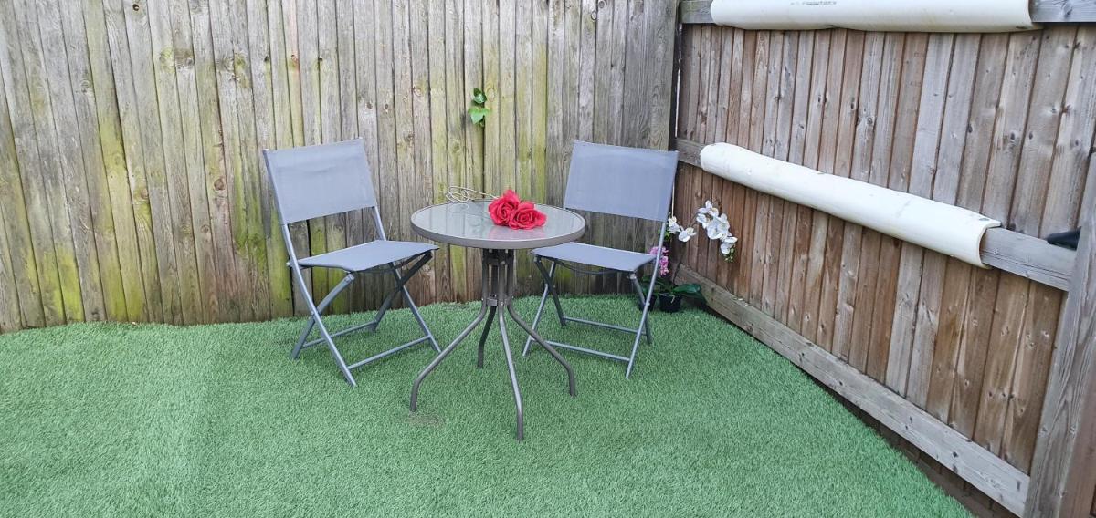 Trendy, Modern garden posh Peckham apartment - Housity