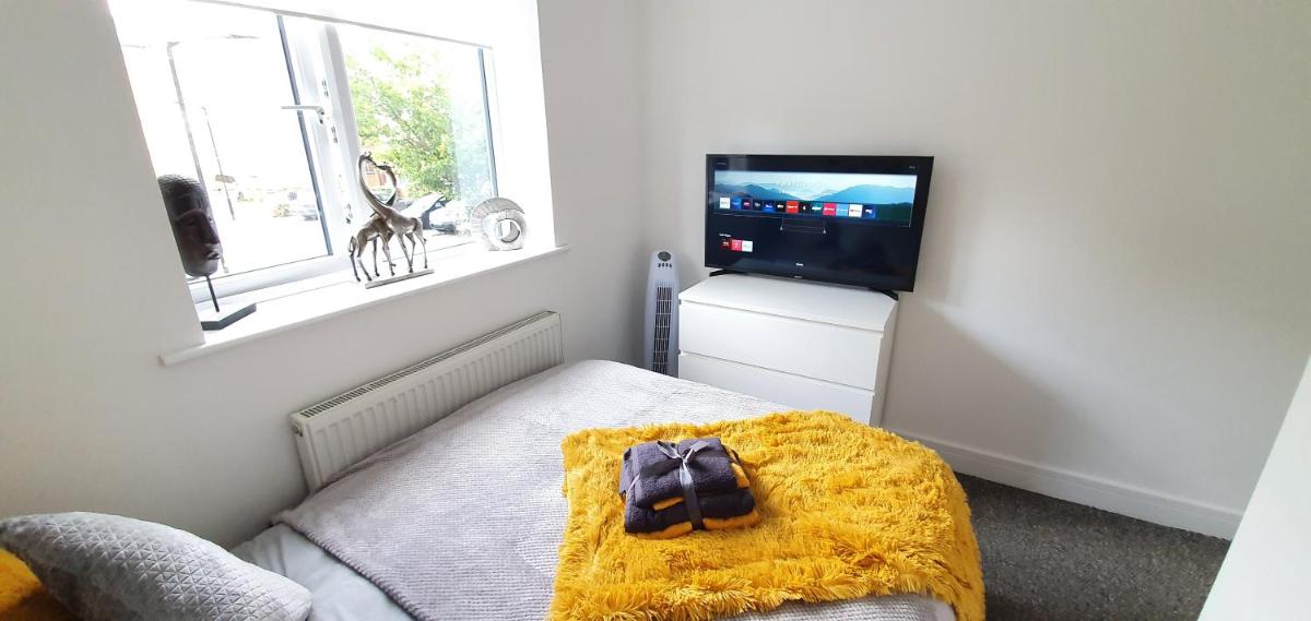 Trendy, Modern garden posh Peckham apartment - Housity