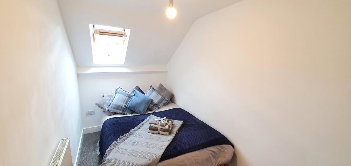 Trendy, Modern garden posh Peckham apartment - Housity
