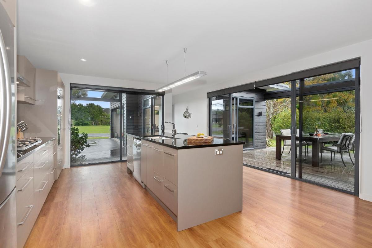 Double Tuna - Matapouri Holiday Home - Housity