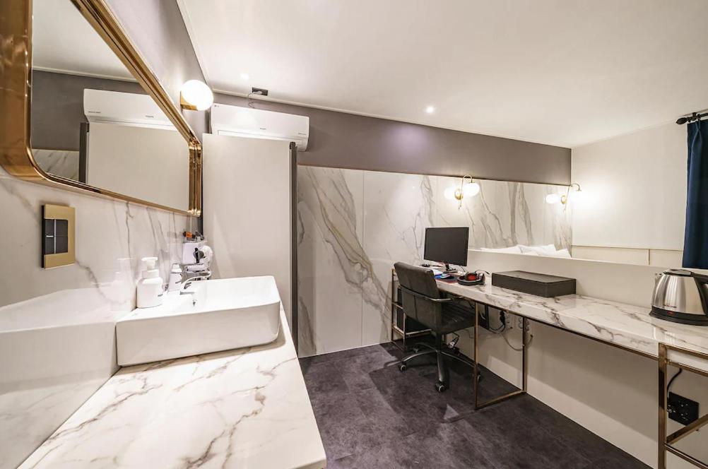 Brown-Dot Hotel Geomdan - Housity