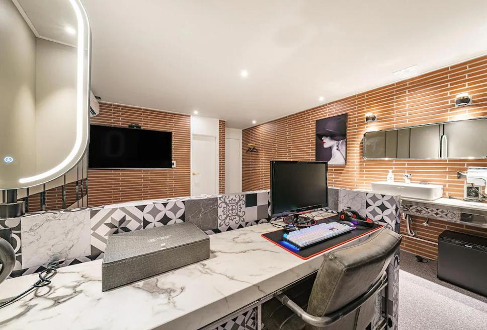 Brown-Dot Hotel Geomdan - Housity