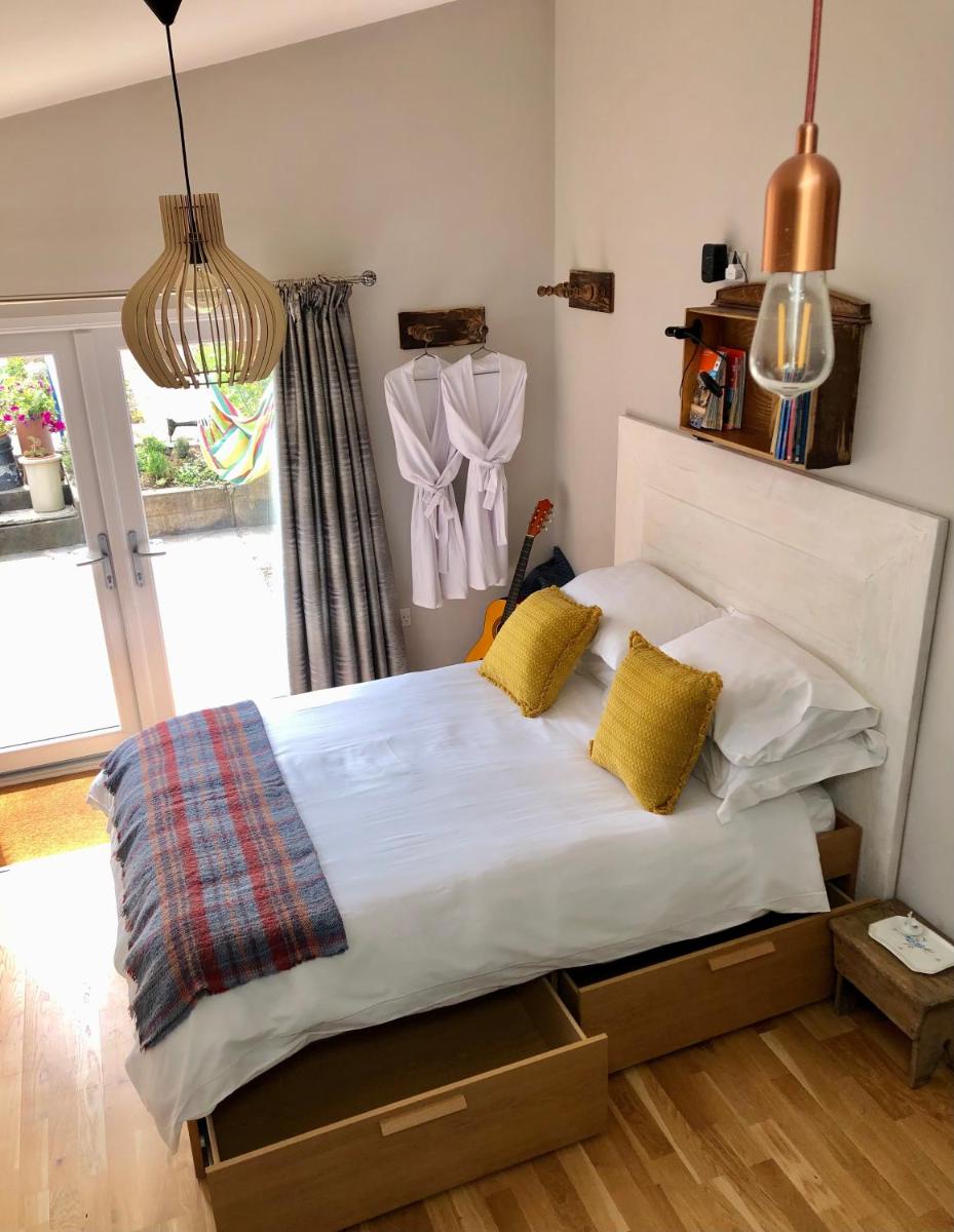 Hayle Haven at Surf &amp; Turf, St Ives neighbour - Housity
