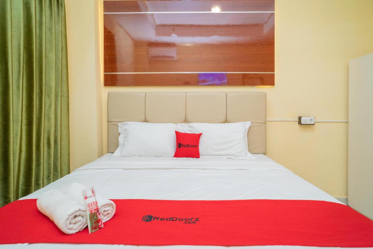 RedDoorz Plus Syariah near Pasar Turi - Housity