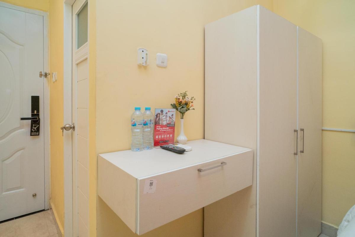 RedDoorz Plus Syariah near Pasar Turi - Housity