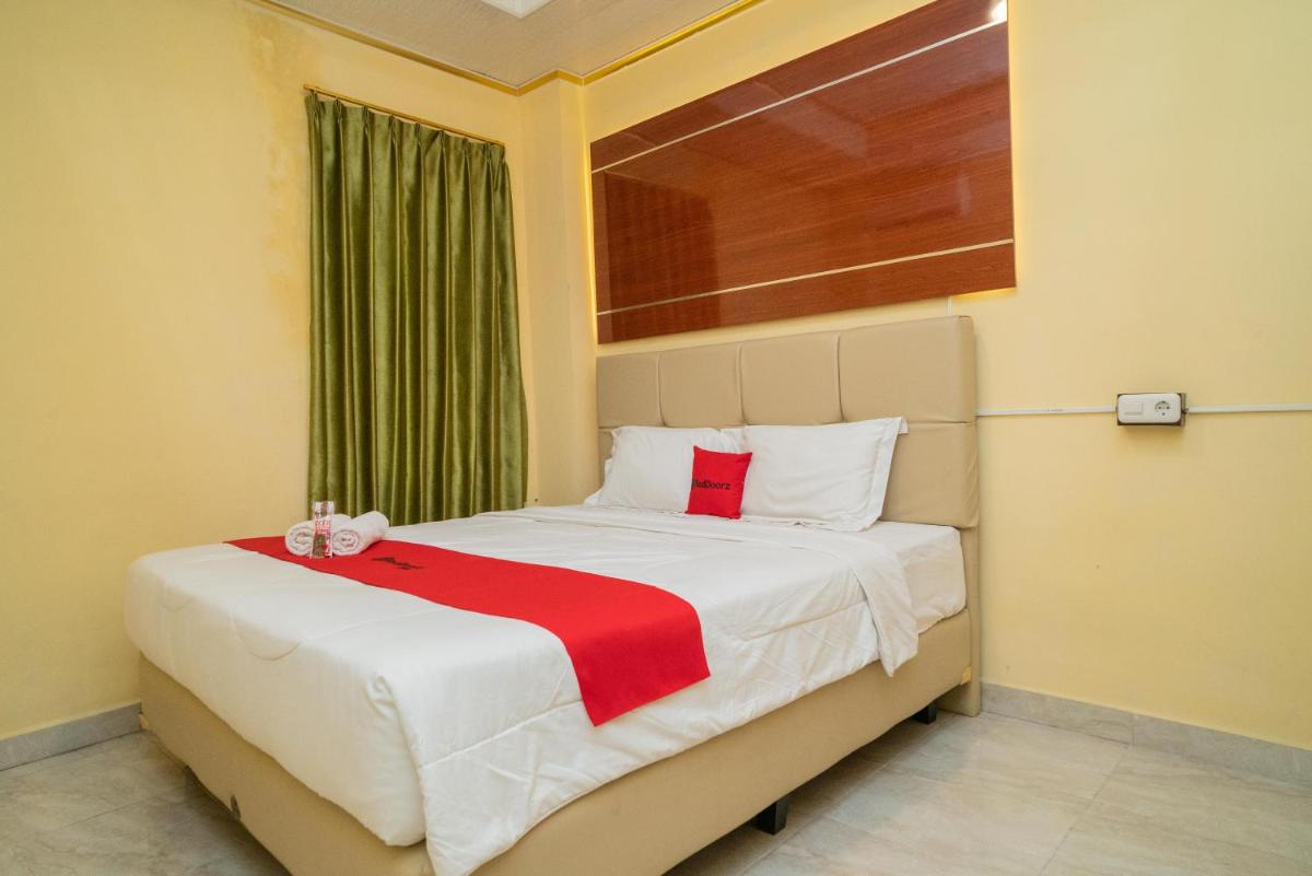 RedDoorz Plus Syariah near Pasar Turi - Housity