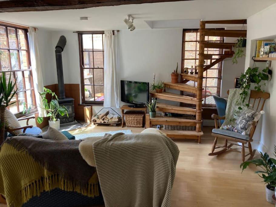 Charming Cottage, Central Taunton. - Housity