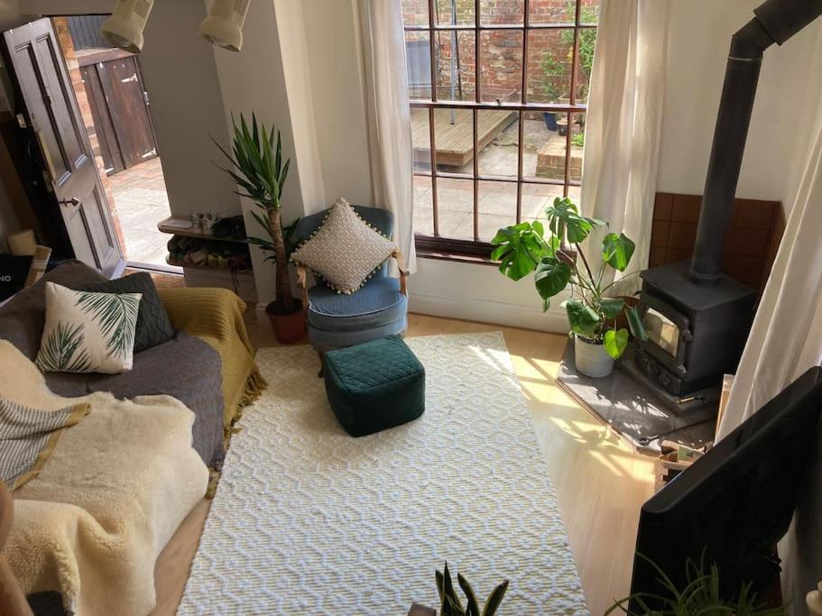 Charming Cottage, Central Taunton. - Housity