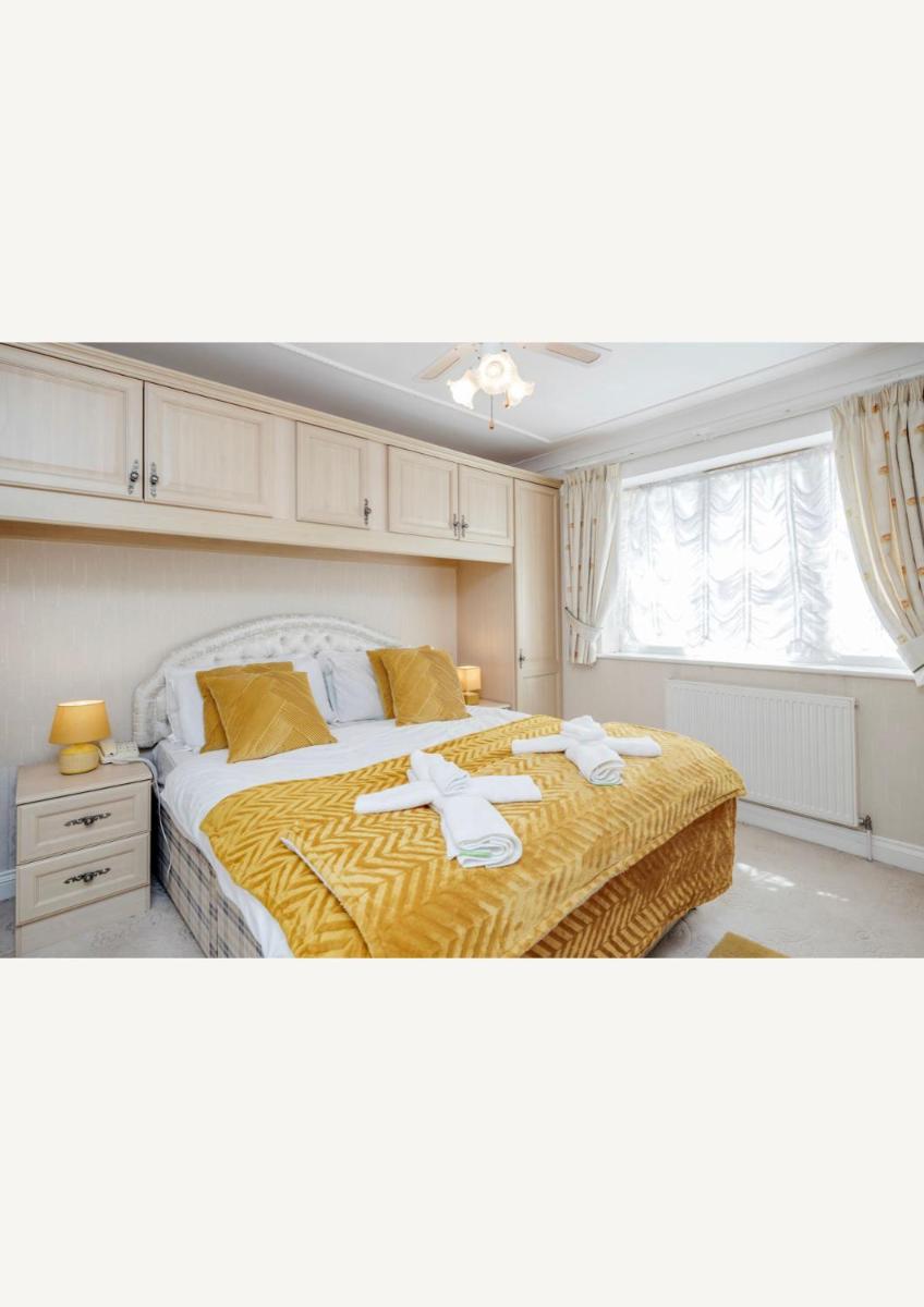 3 Bedroom Steeple Hill House - Housity