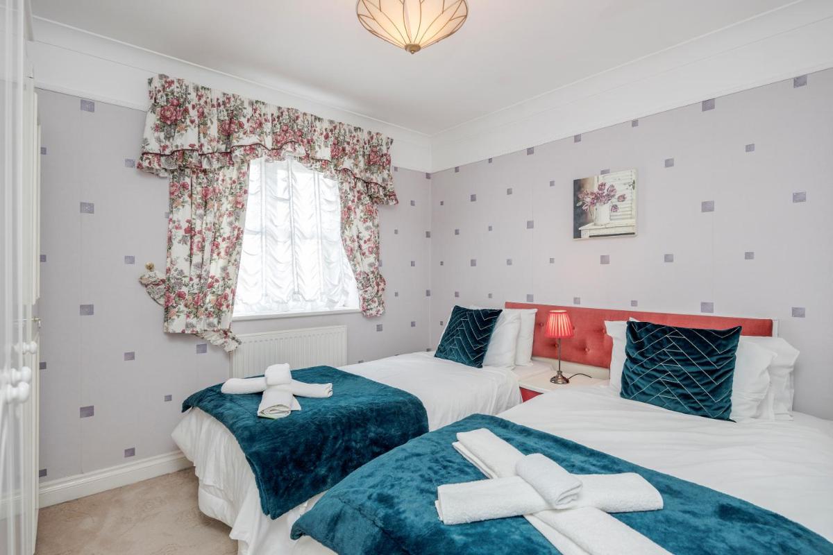 3 Bedroom Steeple Hill House - Housity
